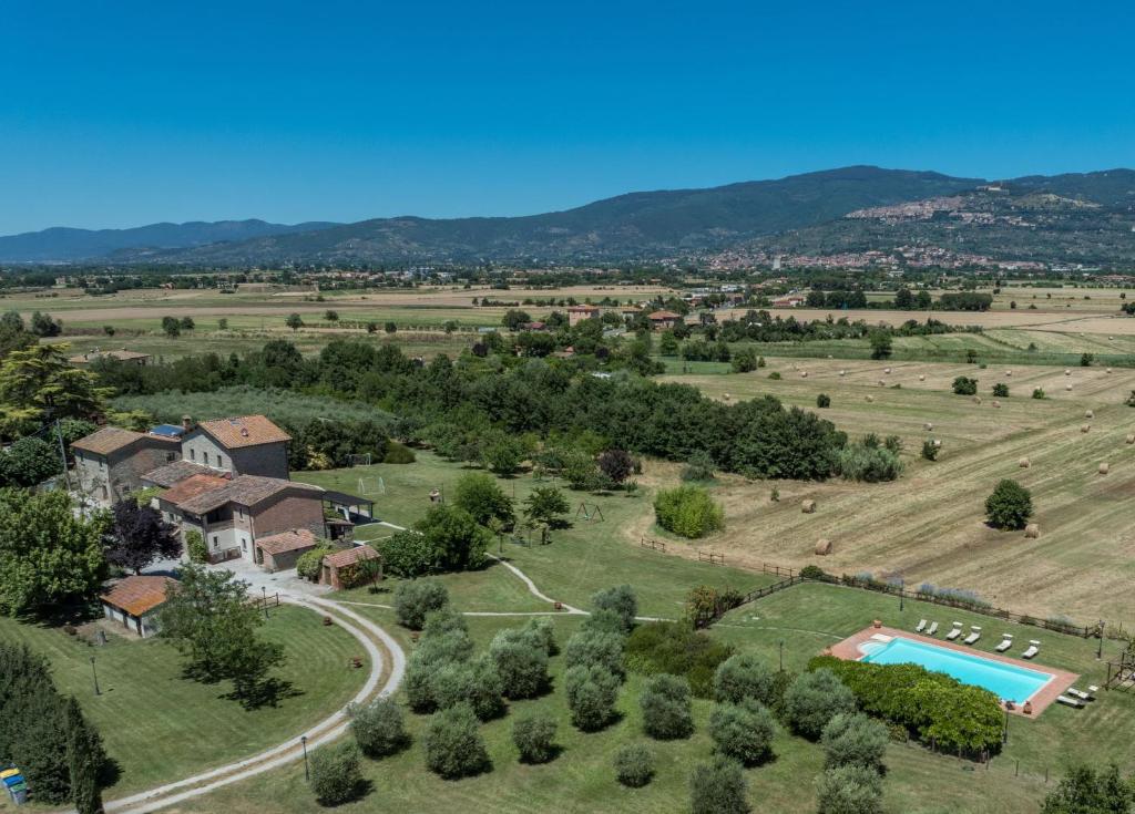 z góry widok na dom z basenem na polu w obiekcie NONNO FERNANDO 18&4, Emma Villas w mieście Cortona
