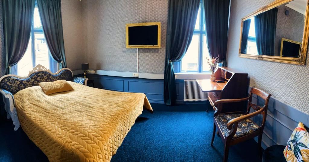 TV a/nebo společenská místnost v ubytování Järnvägshotellet B&B Skara