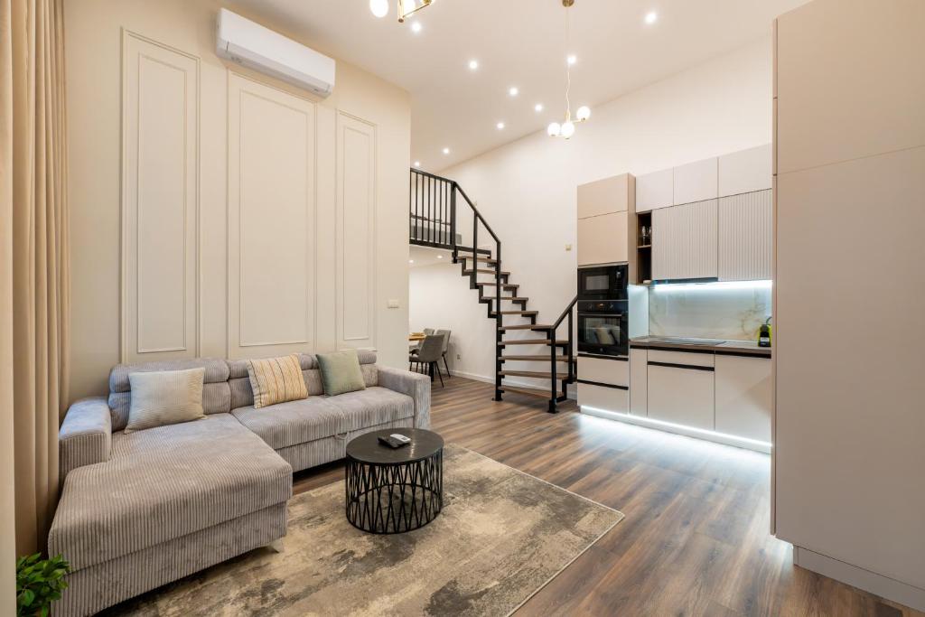 a living room with a couch and a kitchen at D52 Luxury Suite in Budapest