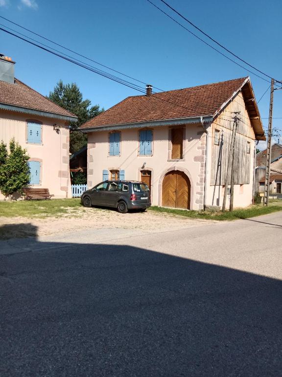 une voiture garée devant une maison dans l'établissement LE GELEINFÊTE I - GÎTE VOSGES à proximité de GERARDMER, à Herpelmont