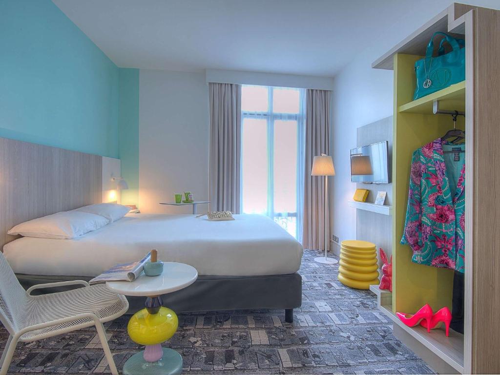 a bedroom with a bed and a table and a chair at Ibis Styles Nice Centre Gare in Nice