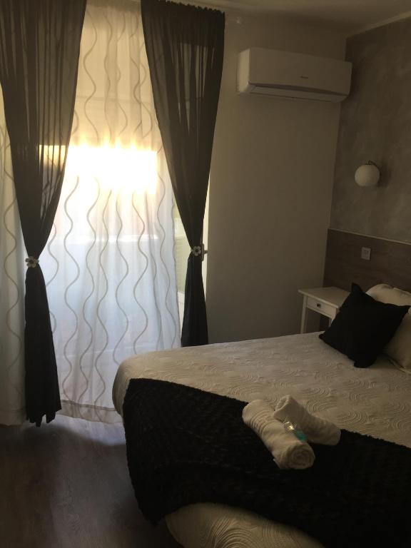 A bed or beds in a room at Hostal Meyra