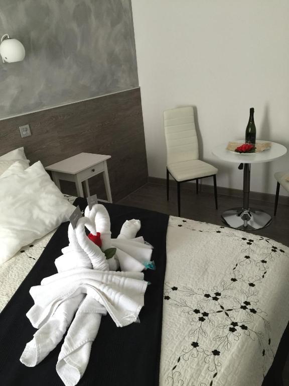 A bed or beds in a room at Hostal Meyra