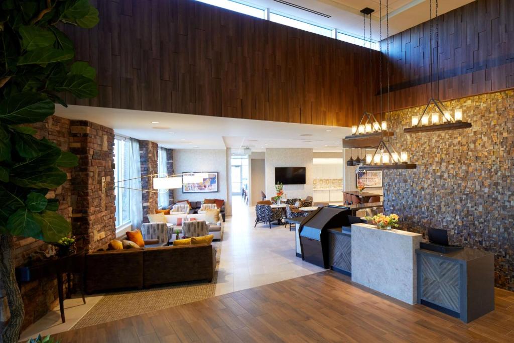 eine Lobby mit einem Wartezimmer und einem Warteraum von achtern auf der anderen Seite der Insel in der Unterkunft Hyatt Place Las Vegas at Silverton Village in Las Vegas