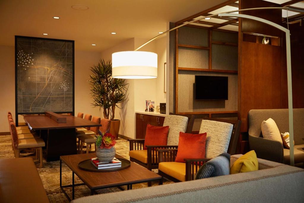 ein Wohnzimmer mit Möbeln und ein Esszimmer in der Unterkunft Hyatt Place Las Vegas at Silverton Village in Las Vegas