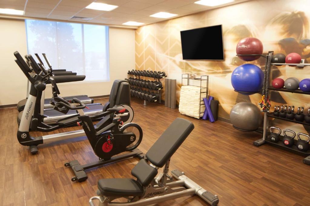 einen Fitnessraum mit Kardiogeräten und einem Flachbild-TV in der Unterkunft Hyatt Place Las Vegas at Silverton Village in Las Vegas