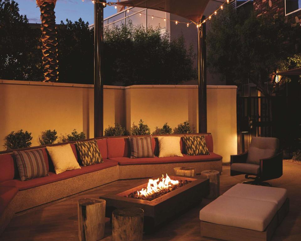 Ein Sitzbereich in der Unterkunft Hyatt Place Las Vegas at Silverton Village