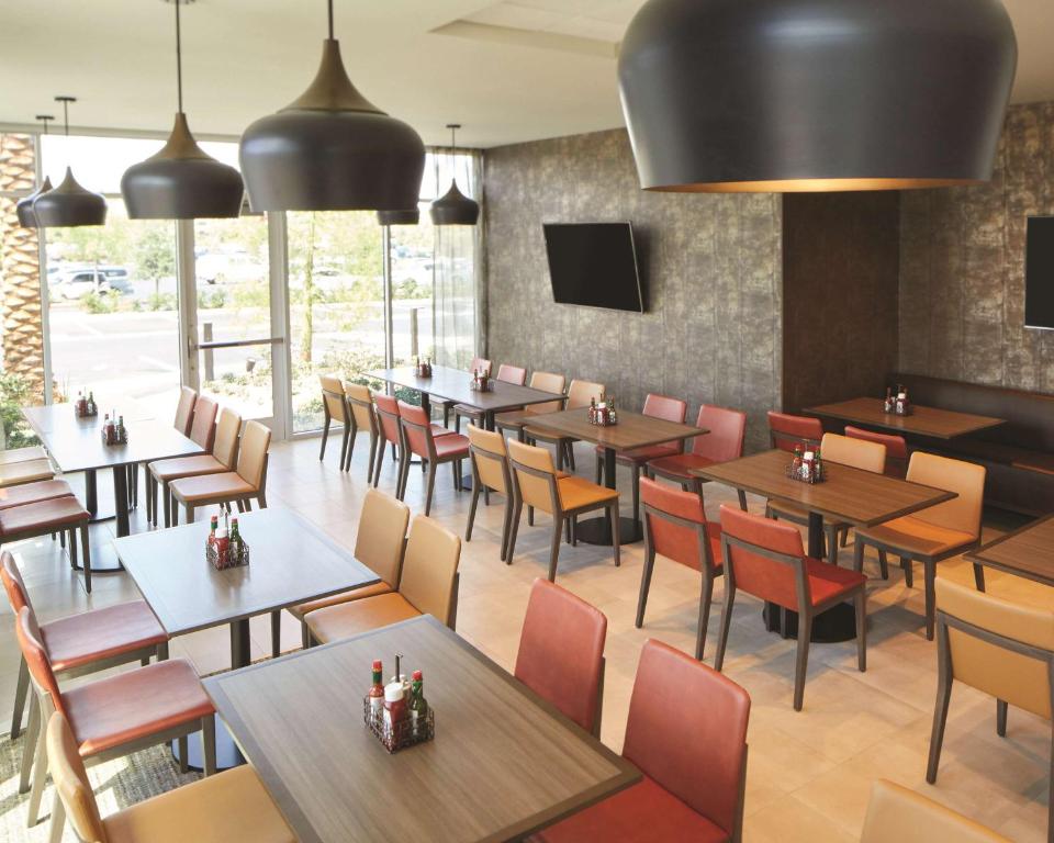 Ein Restaurant oder anderes Speiselokal in der Unterkunft Hyatt Place Las Vegas at Silverton Village 