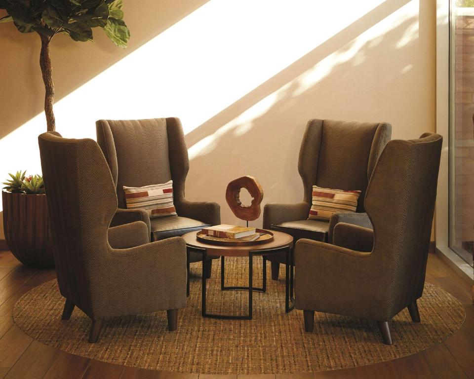 Ein Sitzbereich in der Unterkunft Hyatt Place Las Vegas at Silverton Village