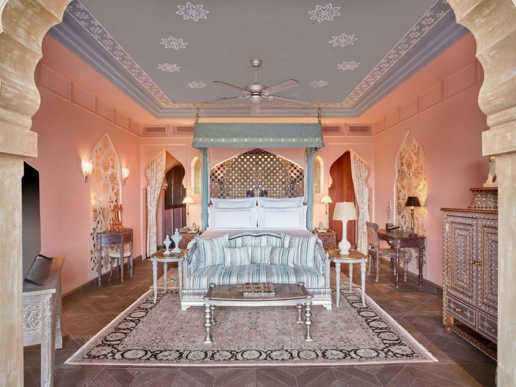 Postel nebo postele na pokoji v ubytování Raffles Jaipur