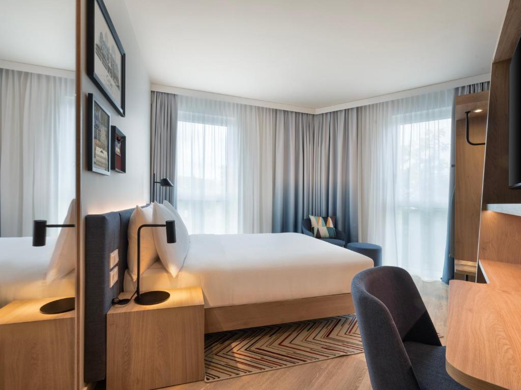 Postel nebo postele na pokoji v ubytování Hampton By Hilton Celle