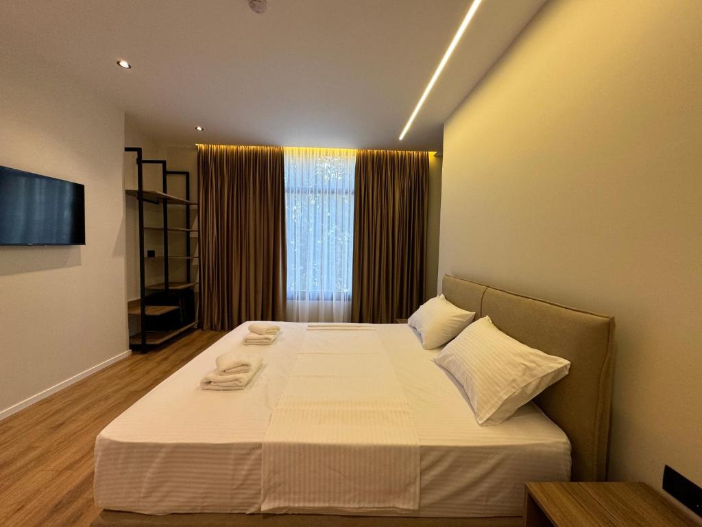 Postel nebo postele na pokoji v ubytování Andi Downtown Deluxe Rooms