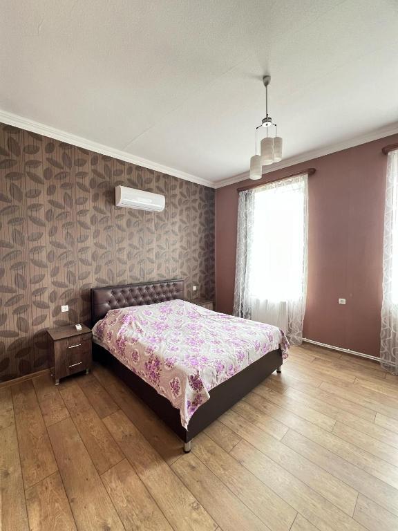 Postel nebo postele na pokoji v ubytování Tsminda Giorgi Apartment