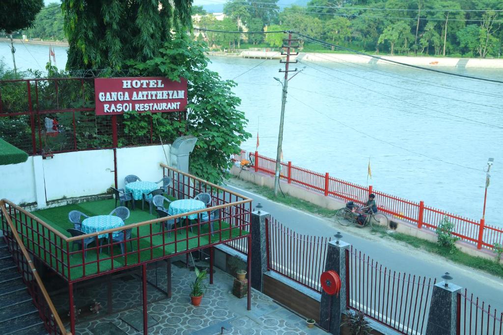 Výhled na řeku, která protéká v blízkosti hotelu