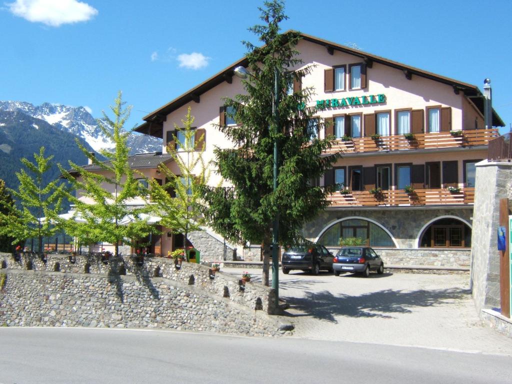 Ein Gebäude mit einem Haufen Vögel davor. in der Unterkunft Hotel Ristorante Miravalle in Teglio