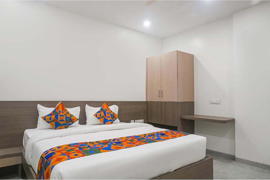 Postel nebo postele na pokoji v ubytování FabHotel Prime Athiti Delight Stay
