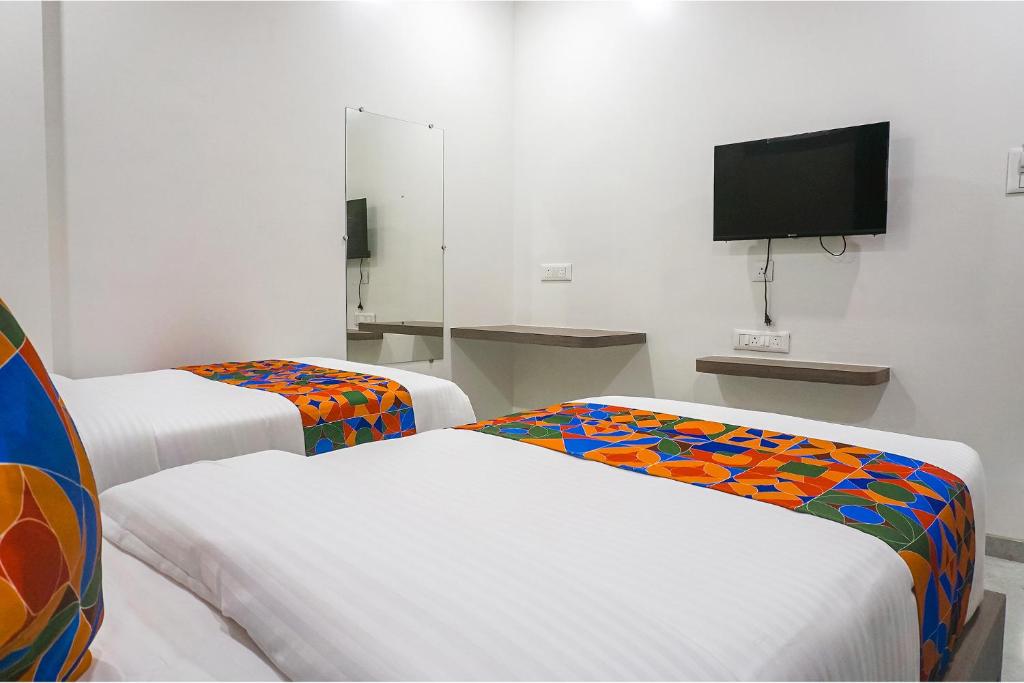 Postel nebo postele na pokoji v ubytování FabHotel Prime Athiti Delight Stay