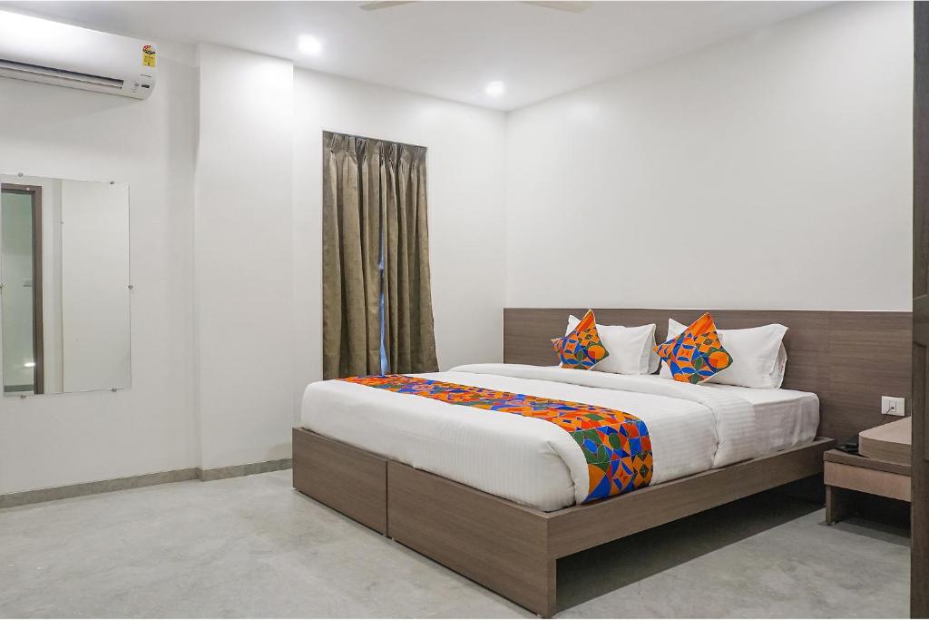 Postel nebo postele na pokoji v ubytování FabHotel Prime Athiti Delight Stay