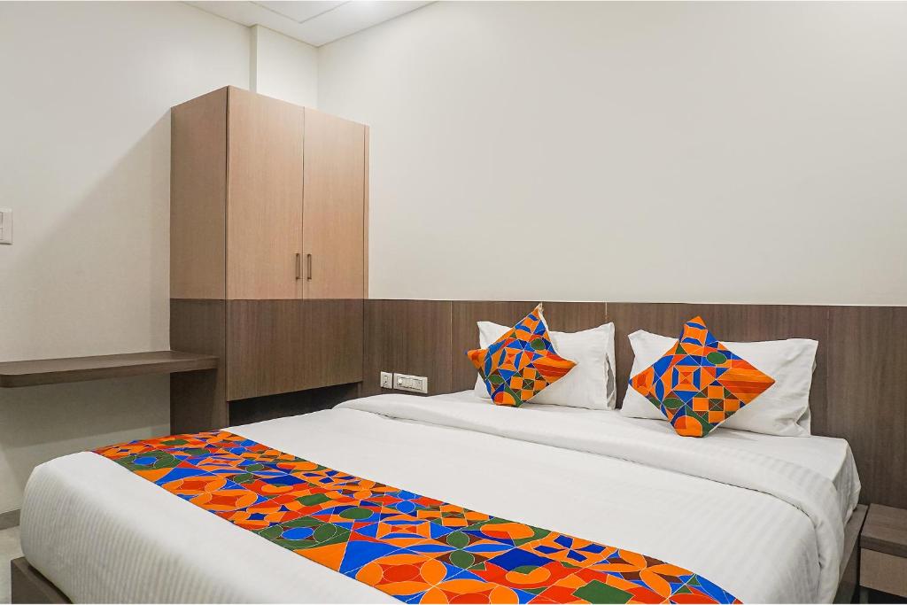 Postel nebo postele na pokoji v ubytování FabHotel Prime Athiti Delight Stay