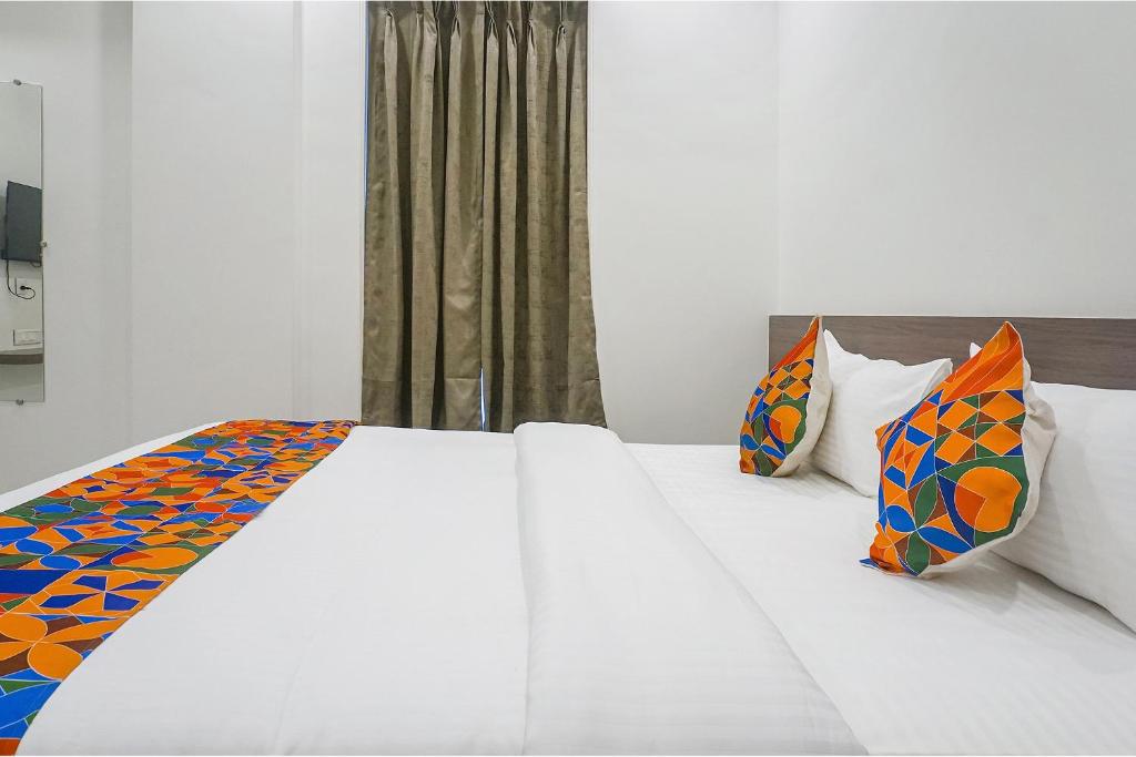Postel nebo postele na pokoji v ubytování FabHotel Prime Athiti Delight Stay