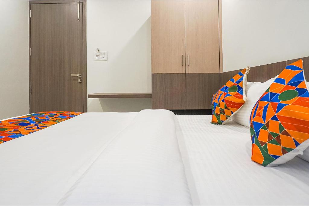 Postel nebo postele na pokoji v ubytování FabHotel Prime Athiti Delight Stay