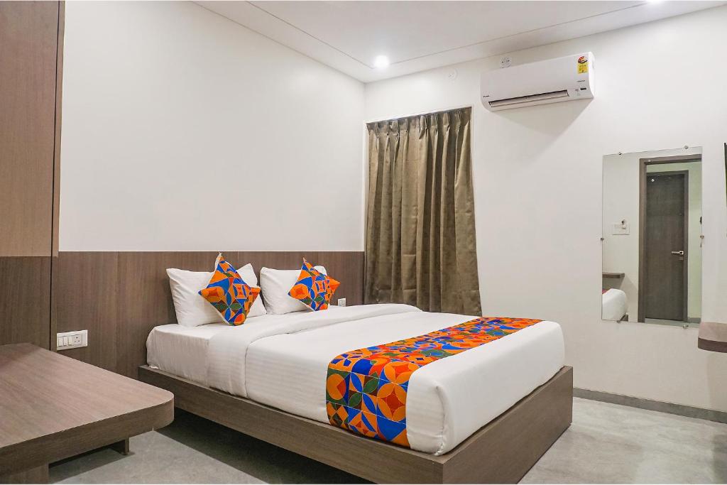 Postel nebo postele na pokoji v ubytování FabHotel Prime Athiti Delight Stay