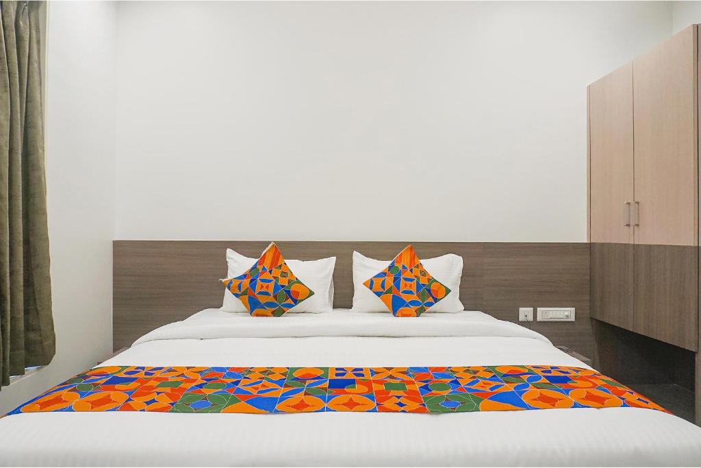 Postel nebo postele na pokoji v ubytování FabHotel Prime Athiti Delight Stay