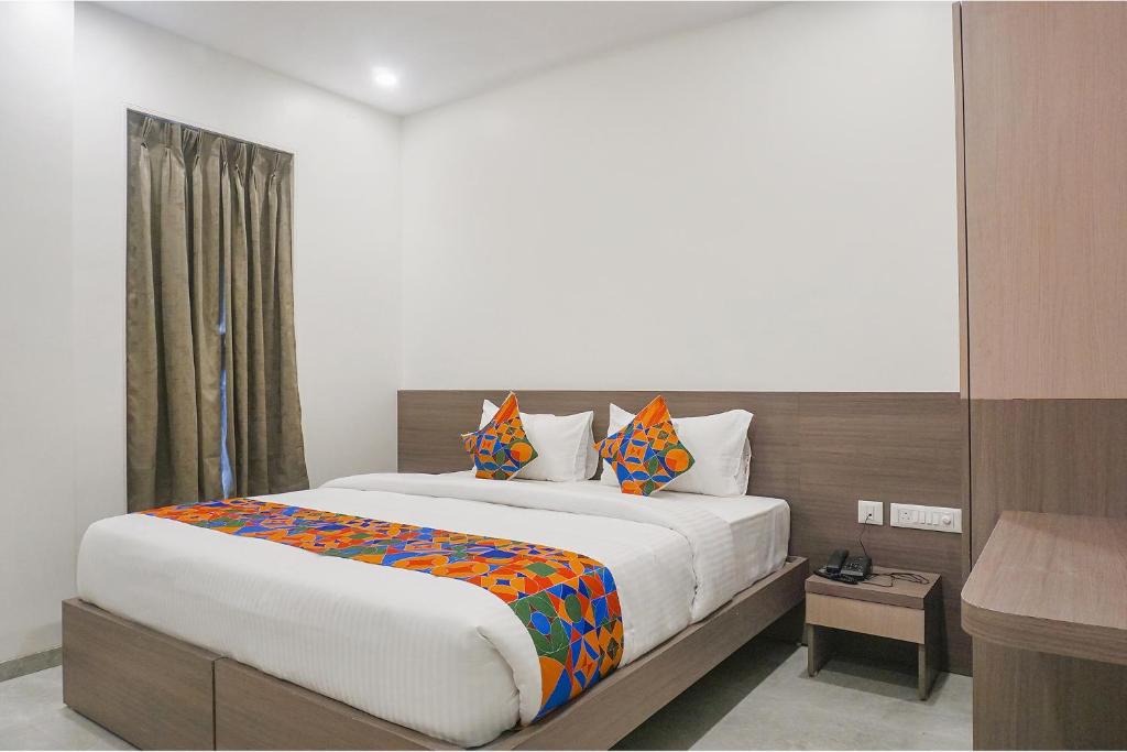 Postel nebo postele na pokoji v ubytování FabHotel Prime Athiti Delight Stay