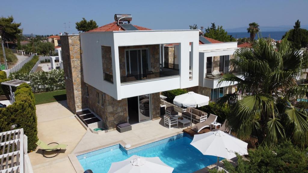 Bazén v ubytovaní Villa Douglas - Private Pool, BBQ, 4Bdrms, View alebo v jeho blízkosti