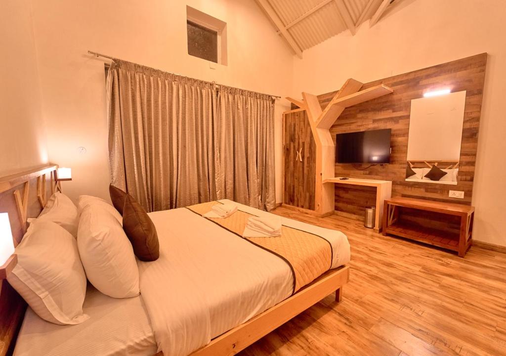 Postel nebo postele na pokoji v ubytování AJ Gable Clouds Ooty by VOYE HOMES - Serene Stay Near Avalanche Emerald Lake