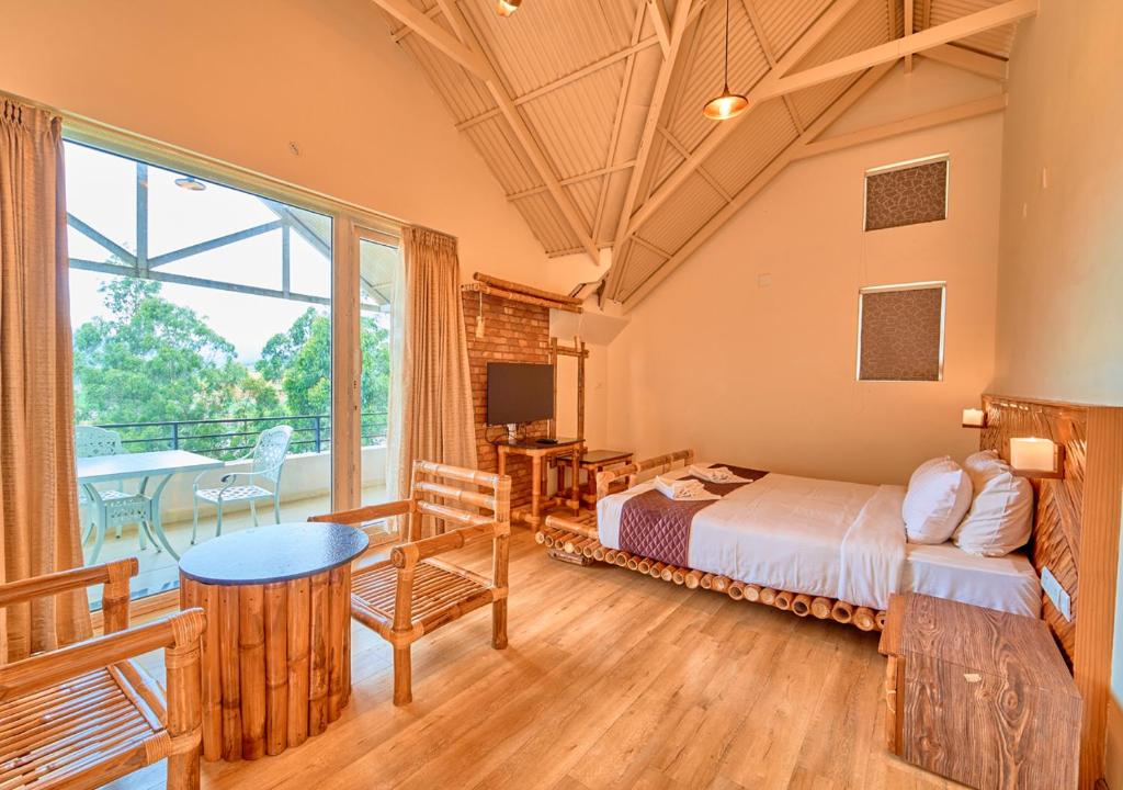Postel nebo postele na pokoji v ubytování AJ Gable Clouds Ooty by VOYE HOMES - Serene Stay Near Avalanche Emerald Lake
