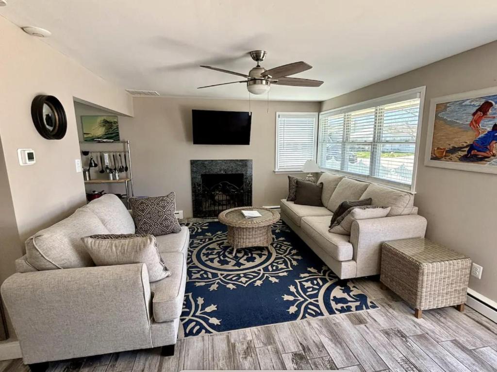 Posezení v ubytování 33rd St Unit A 2BR Beach Home Hideaway Parking