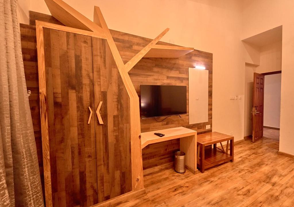 TV a/nebo společenská místnost v ubytování AJ Gable Clouds Ooty by VOYE HOMES - Serene Stay Near Avalanche Emerald Lake