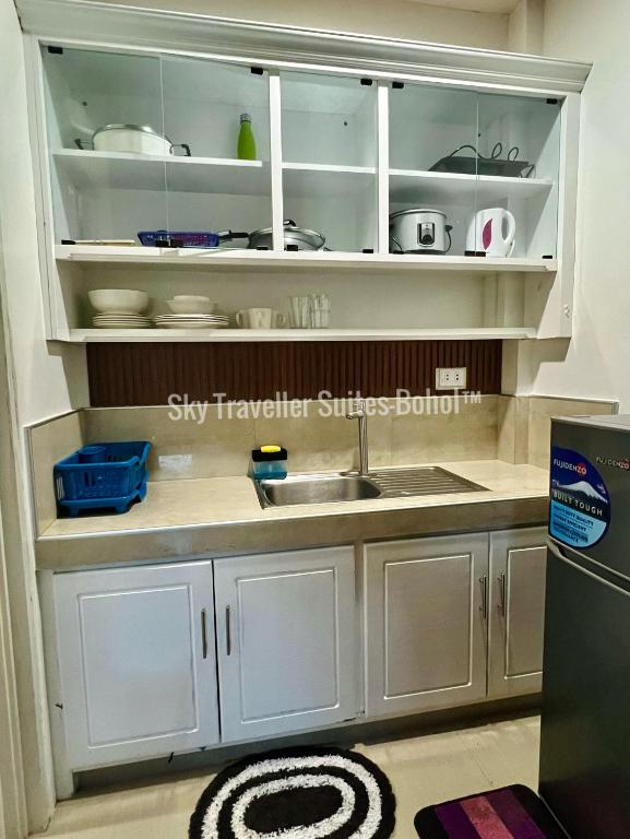 Kuchyň nebo kuchyňský kout v ubytování Sky Traveller Suites