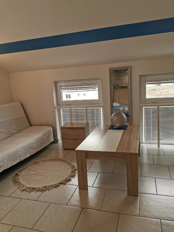 Postel nebo postele na pokoji v ubytování Apartments Riva Povljana