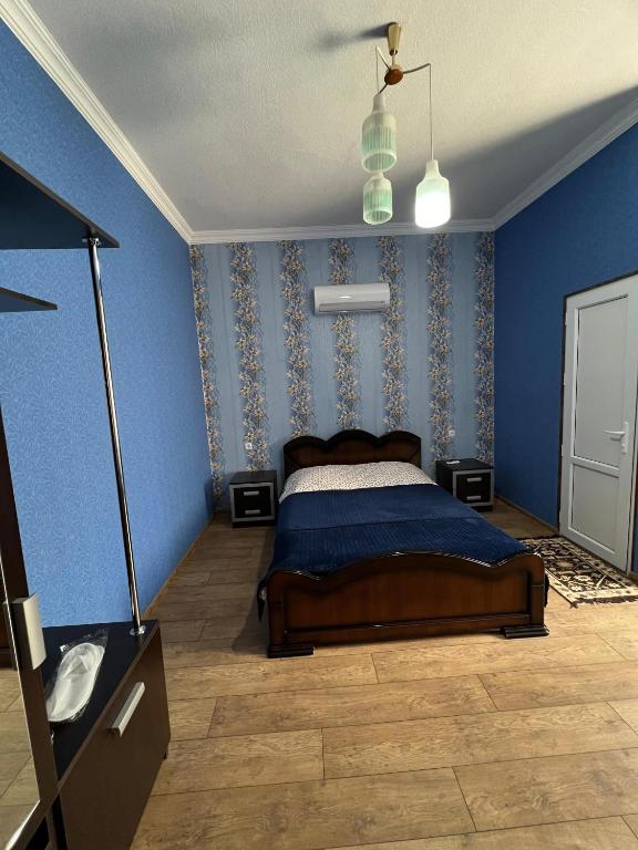 Postel nebo postele na pokoji v ubytování Tsminda Giorgi Apartment