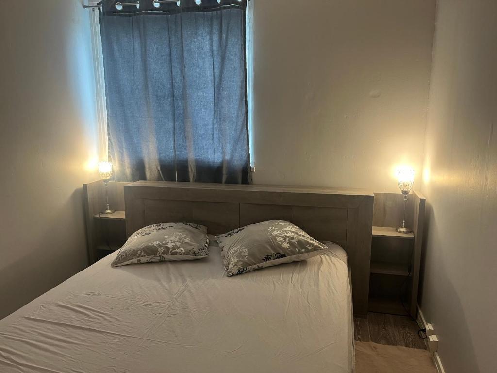 - une chambre avec un lit avec deux oreillers et une fenêtre dans l'établissement Fun en famille, à Gretz-Armainvilliers