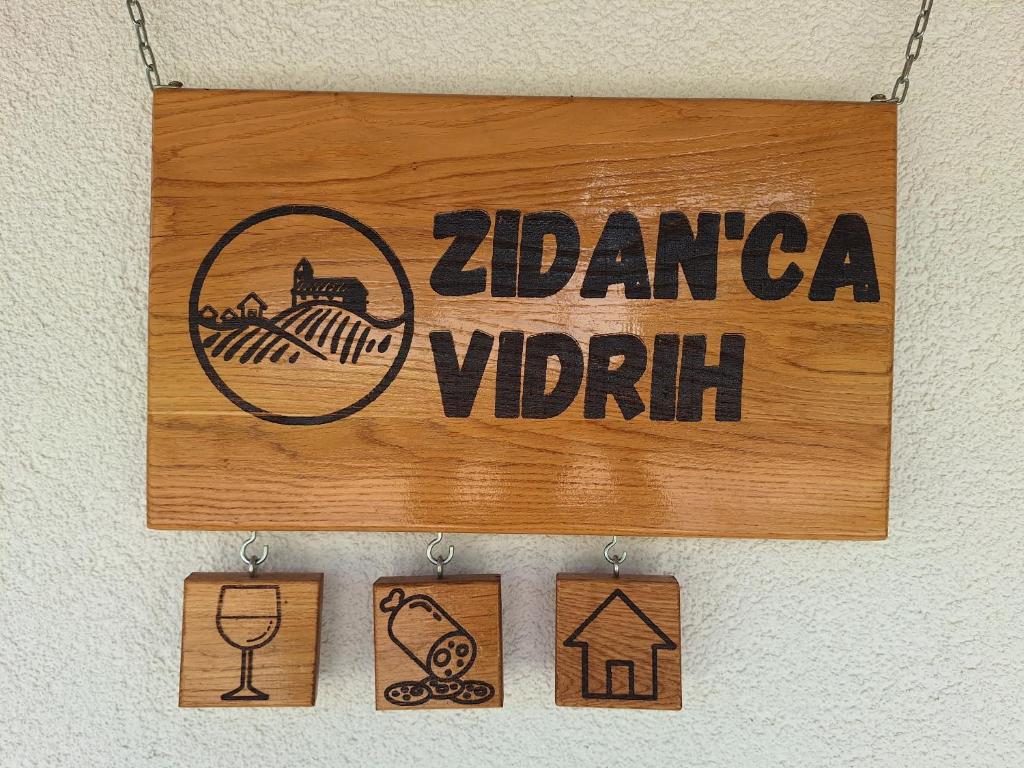 Et logo, certifikat, skilt eller en pris der bliver vist frem på Zidanica Vidrih