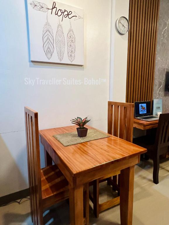 TV a/nebo společenská místnost v ubytování Sky Traveller Suites