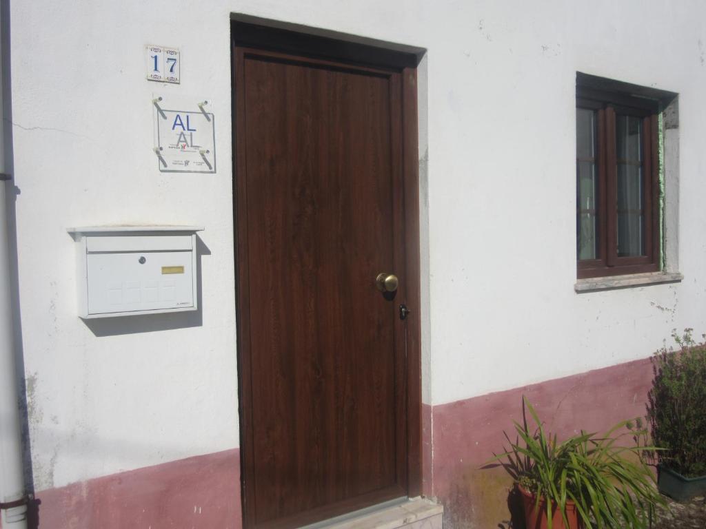 una porta di legno di una casa con una cassetta postale di Casa Eira do Povo 1 a Vale de Colmeias