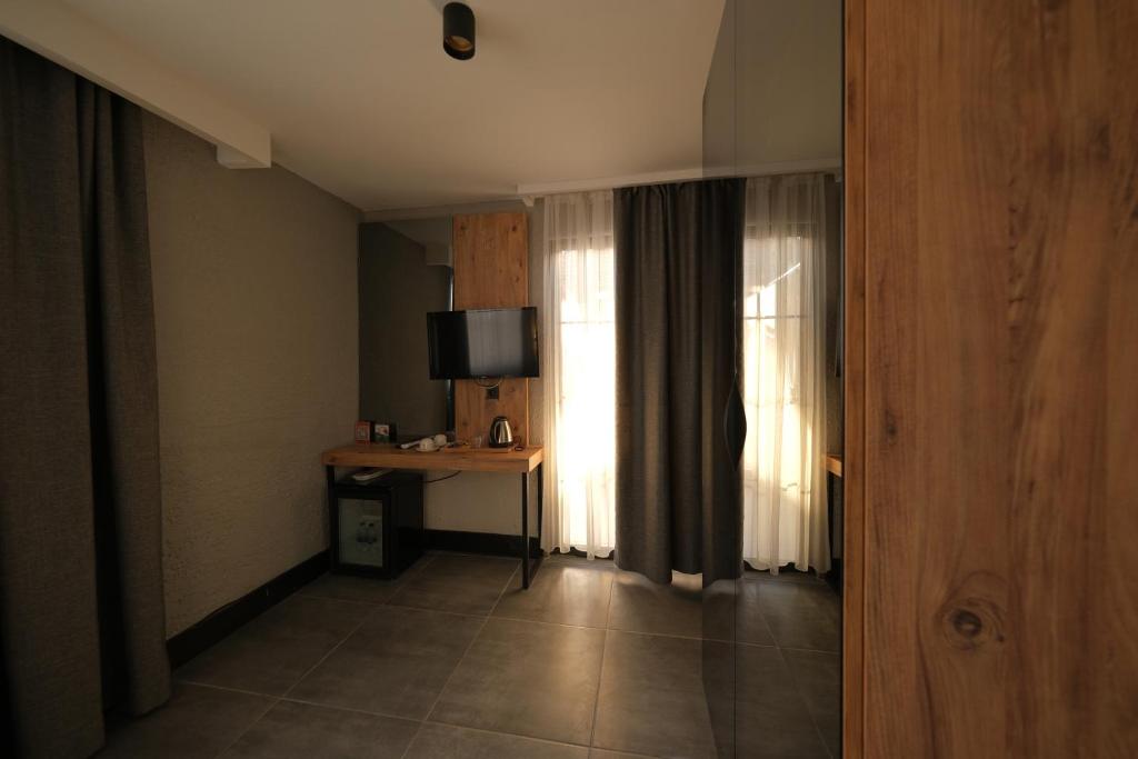 A television and/or entertainment centre at Mielo Lara Hotel