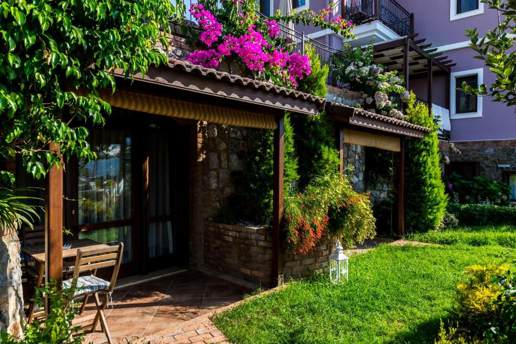 Vrt pred nastanitvijo Badem Tatil Evi