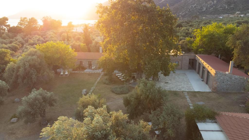 an aerial view of a house with a large yard at Just Barrett in Rovies