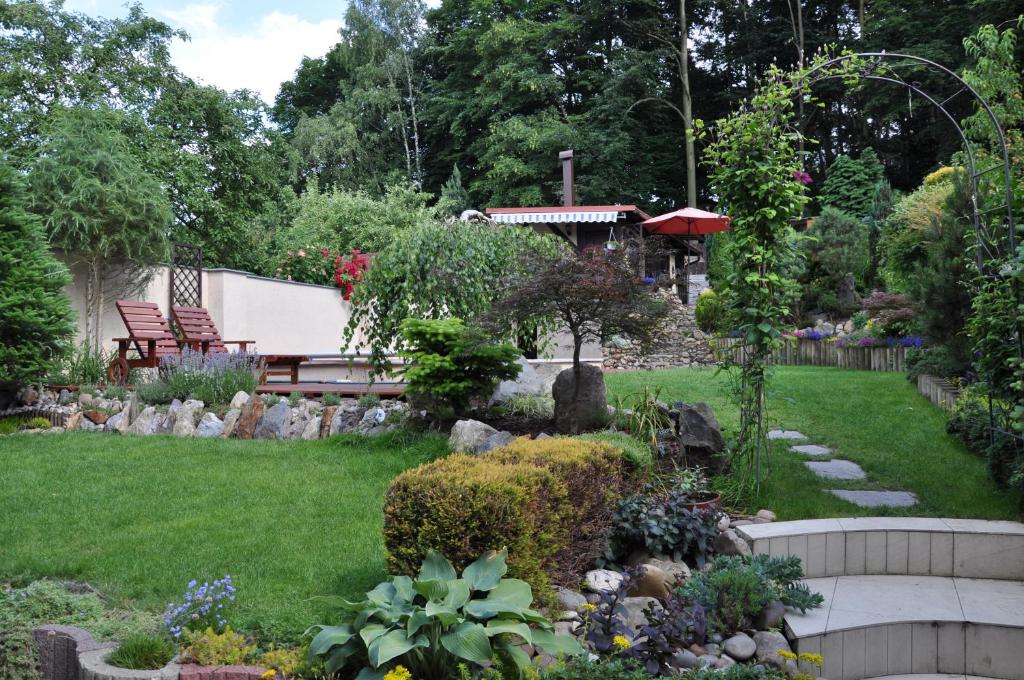Zahrada ubytování Apartmán Bílá Hora - Roudná