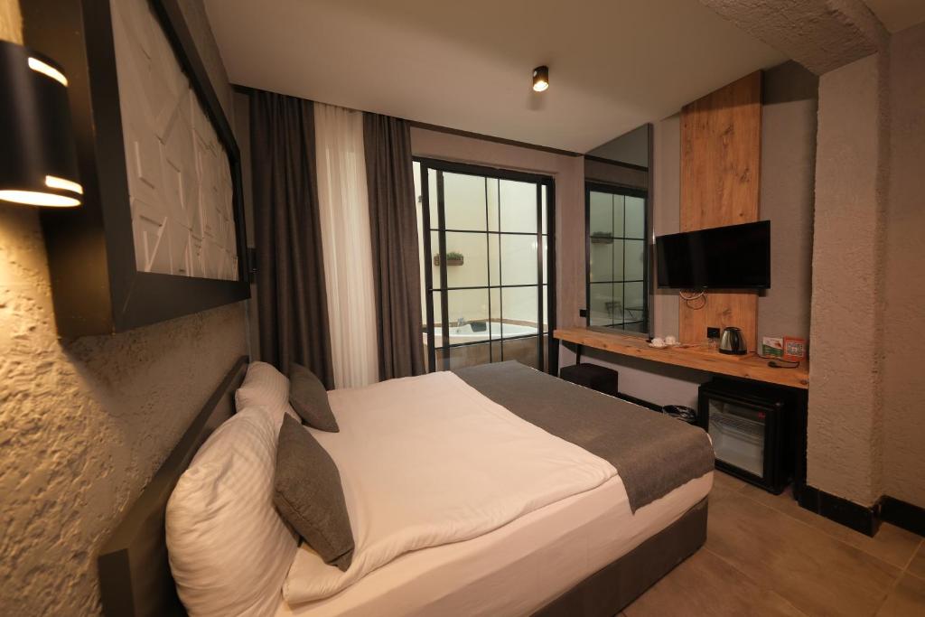 A kitchen or kitchenette at Mielo Lara Hotel