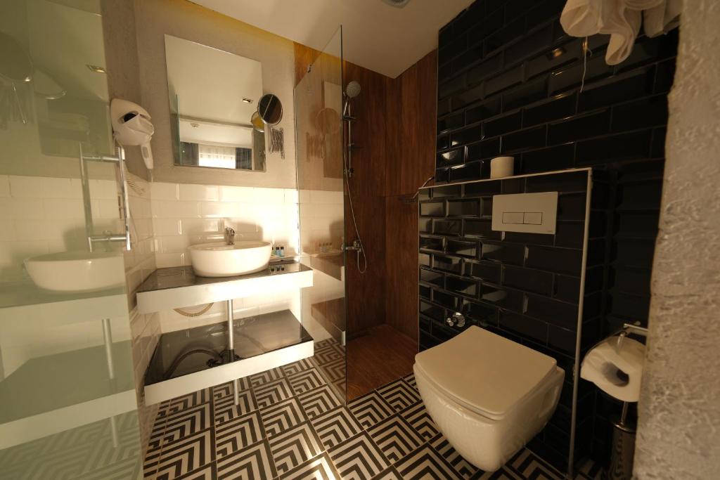 A bathroom at Mielo Lara Hotel
