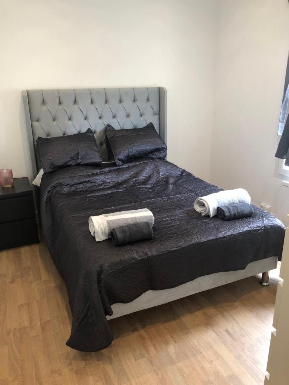 un grand lit avec deux serviettes dessus dans l'établissement PARIS et CDG, à Livry-Gargan