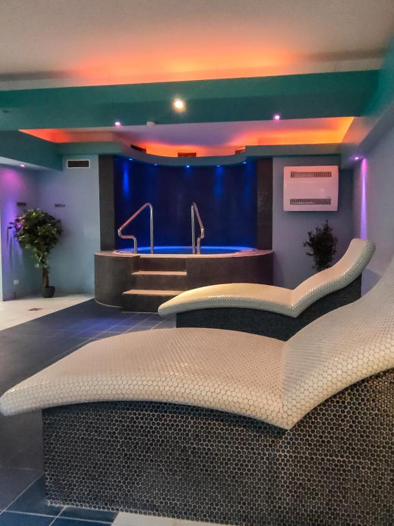 Pokój z dużym łóżkiem i umywalką w obiekcie Casa Marina Spa by Baltic Home w Świnoujściu