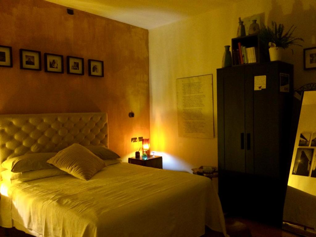 a bedroom with a bed with a light on it at Da Coco e Mini,l'angolo per ceramiste in viaggio - in Faenza