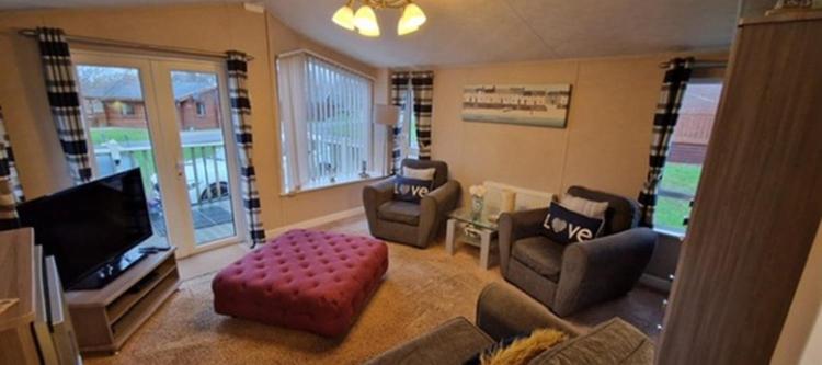 ein Wohnzimmer mit Fernseher, Couch und Sesseln in der Unterkunft Hunter's Lodge Hot Tub Holiday, Northumberland in Felton